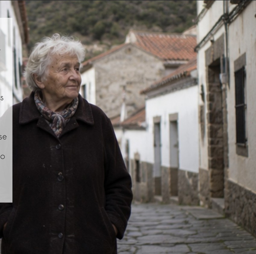 Persona mayor en un entorno rural